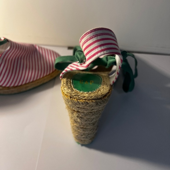 🩴 GAP Red & White Striped Espadrille Wedges with Green Ribbon Ties – Size 8 - Picture 3 of 4